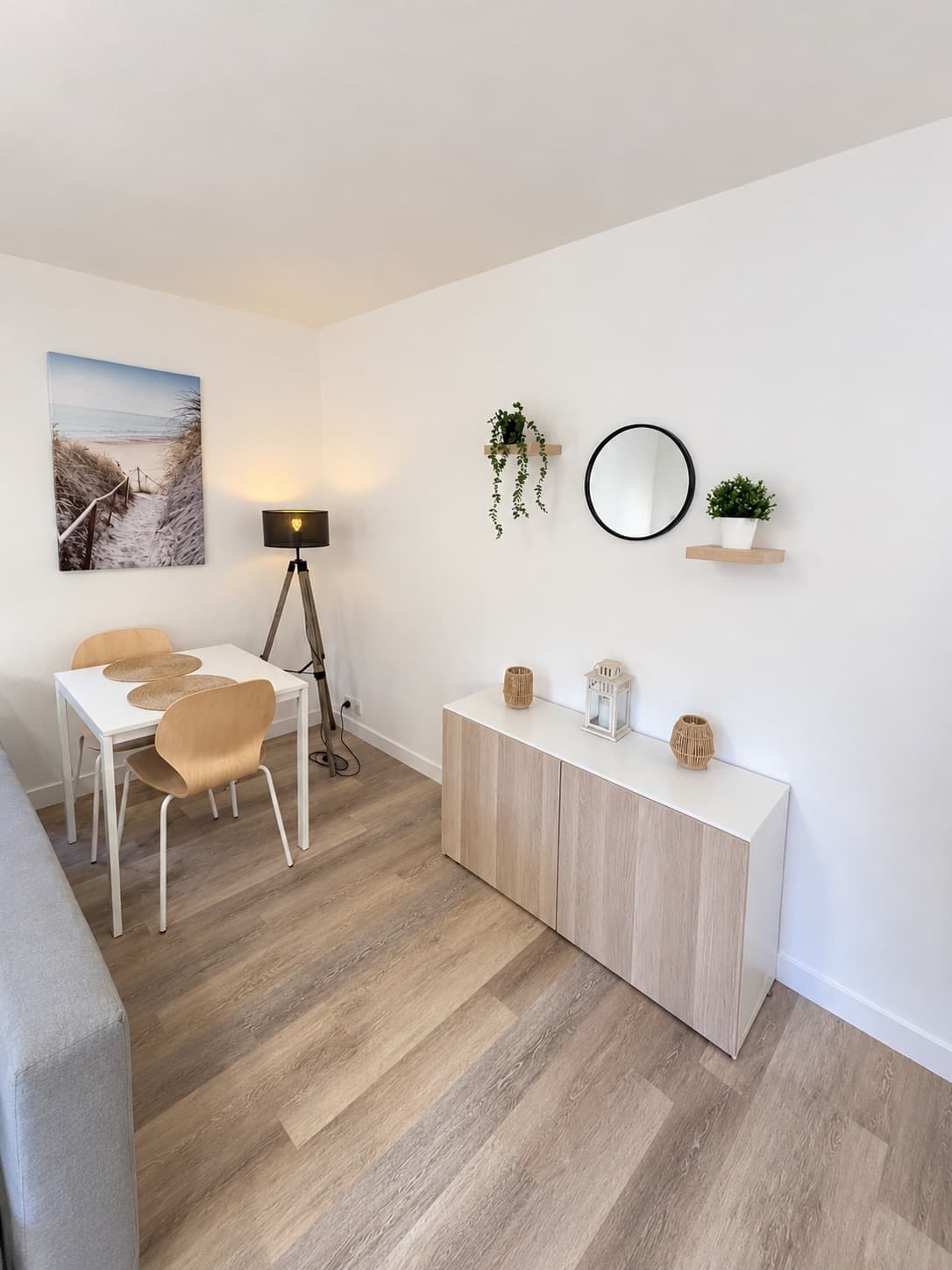Coin repas avec table et deux chaises