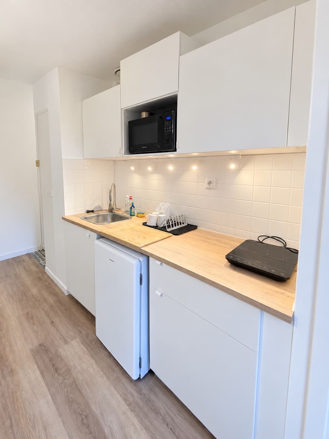 Kitchenette équipée avec micro-ondes