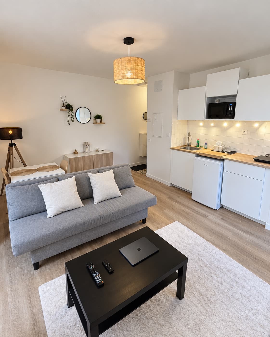 Studio avec canapé, table basse et cuisine ouverte