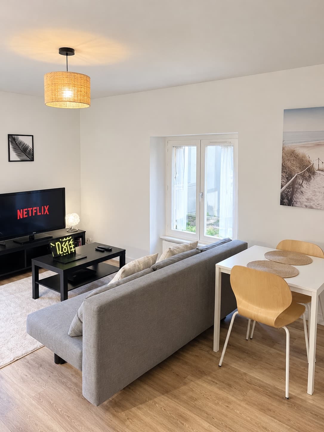 Salon avec canapé, télévision et coin repas