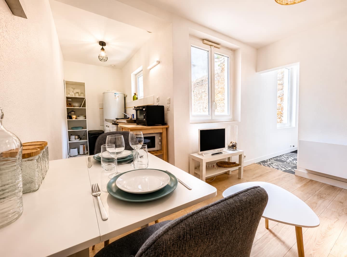 Coin repas pour deux personnes et kitchenette