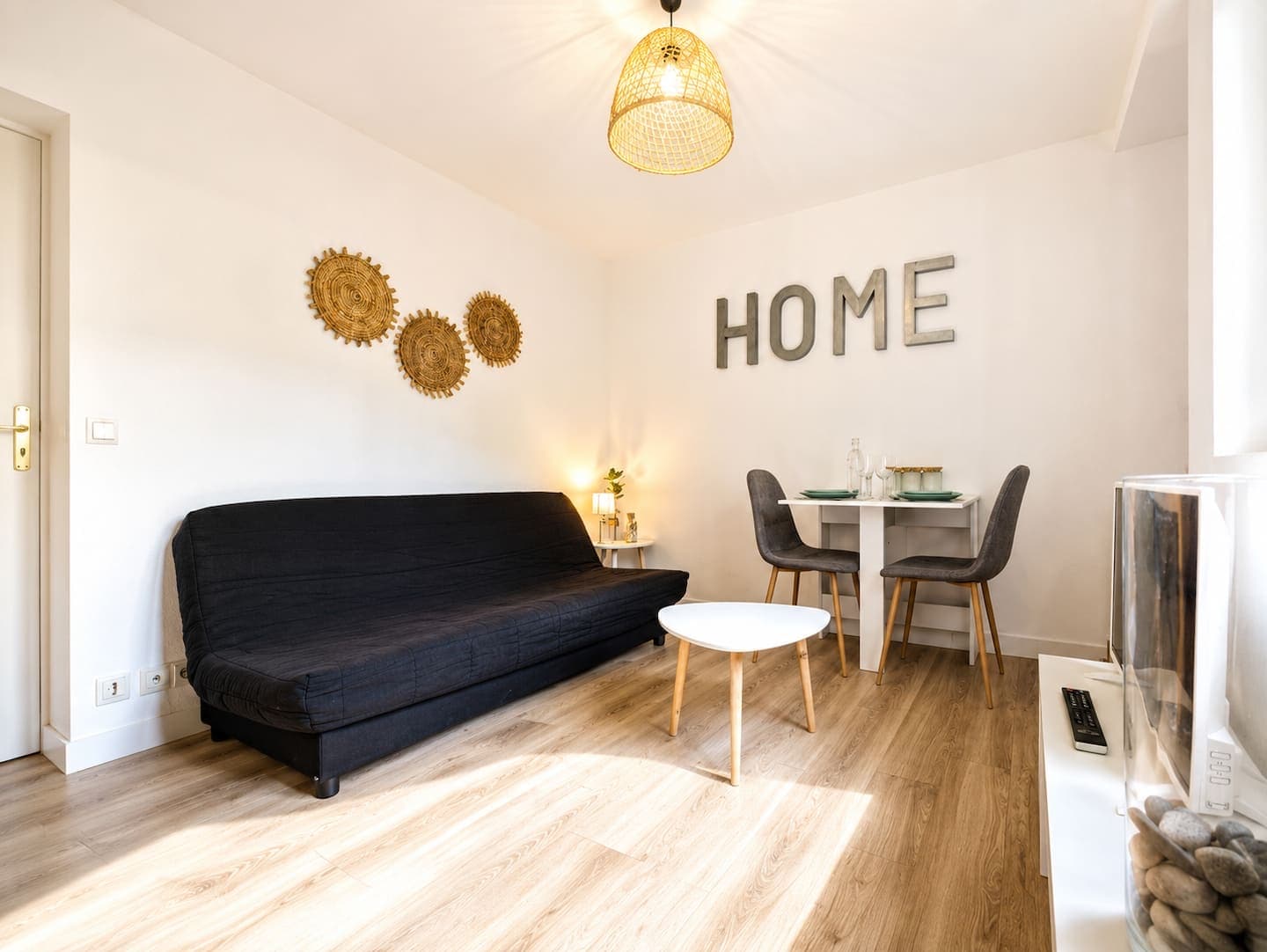 Pièce de vie avec canapé, coin repas et décoration murale