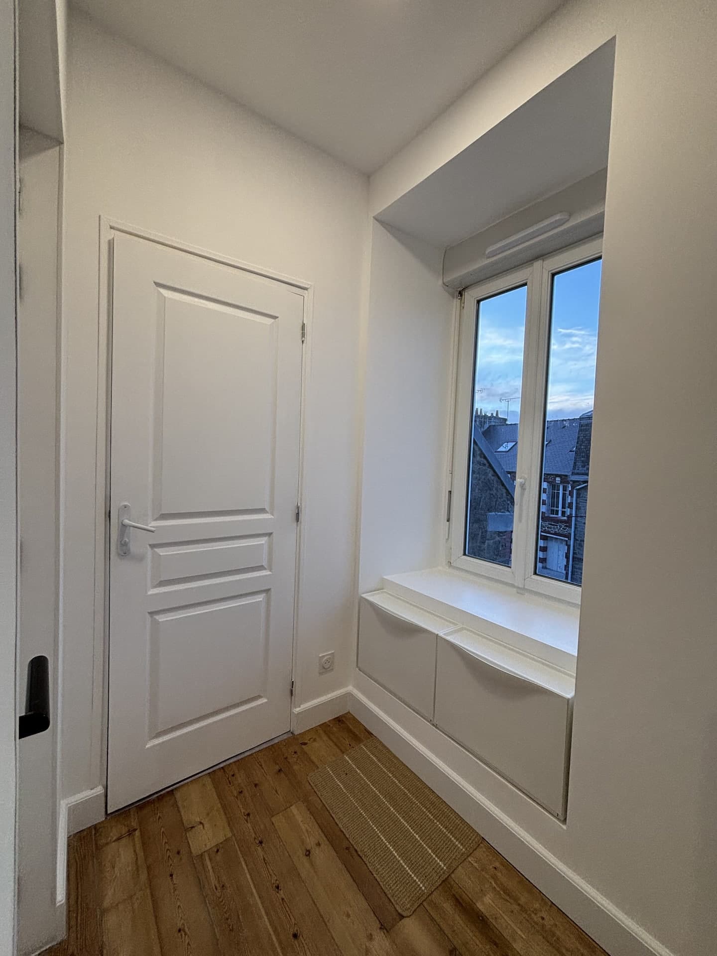 Entrée et fenêtre du séjour