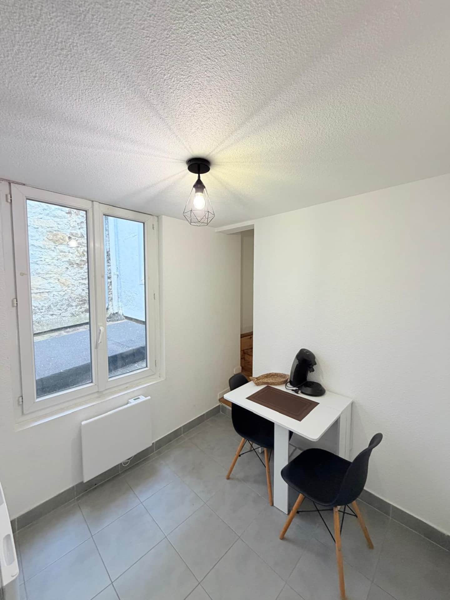 Bureau et chaise devant la fenêtre