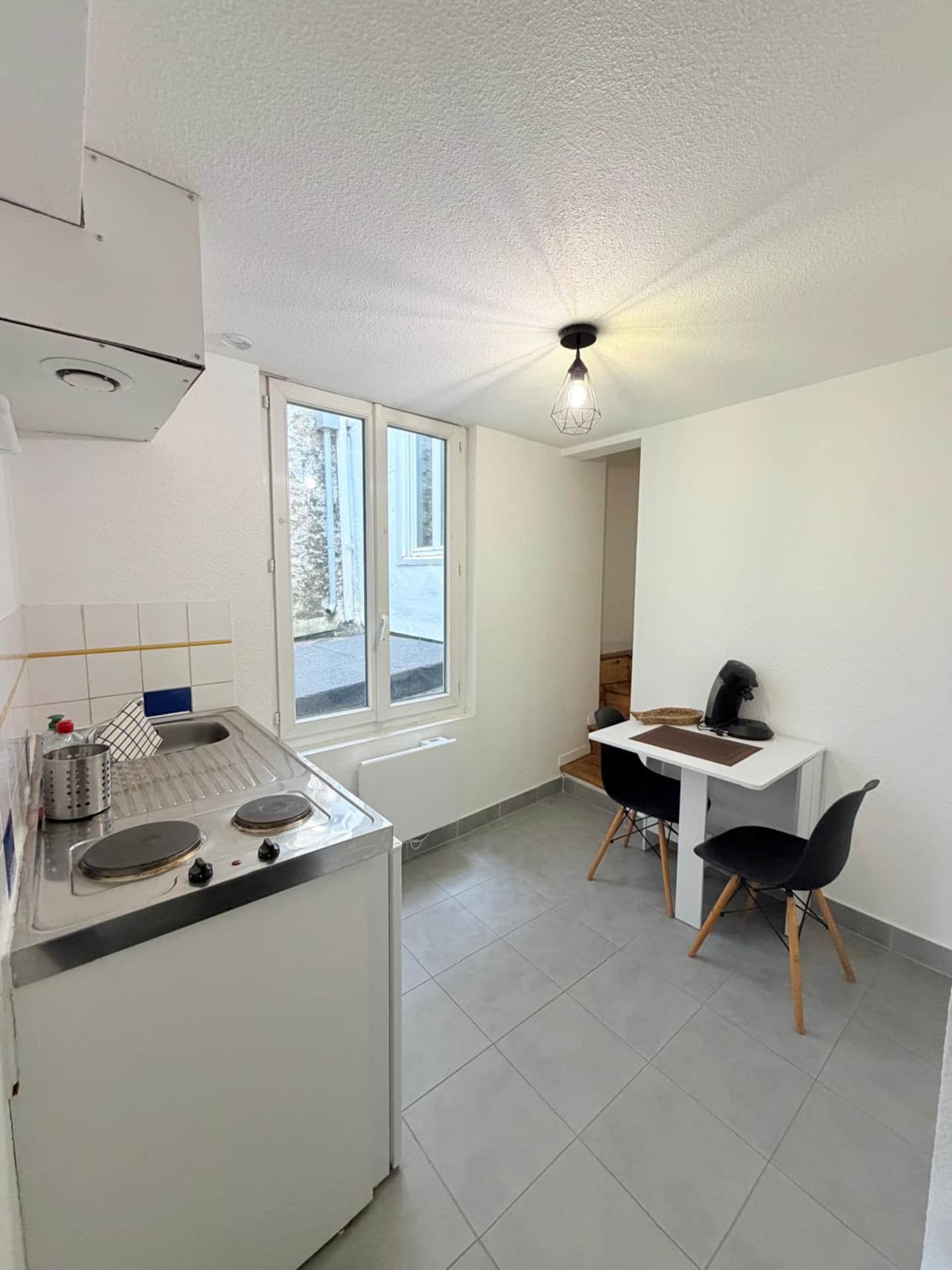 Kitchenette avec plaques de cuisson, bureau près de la fenêtre