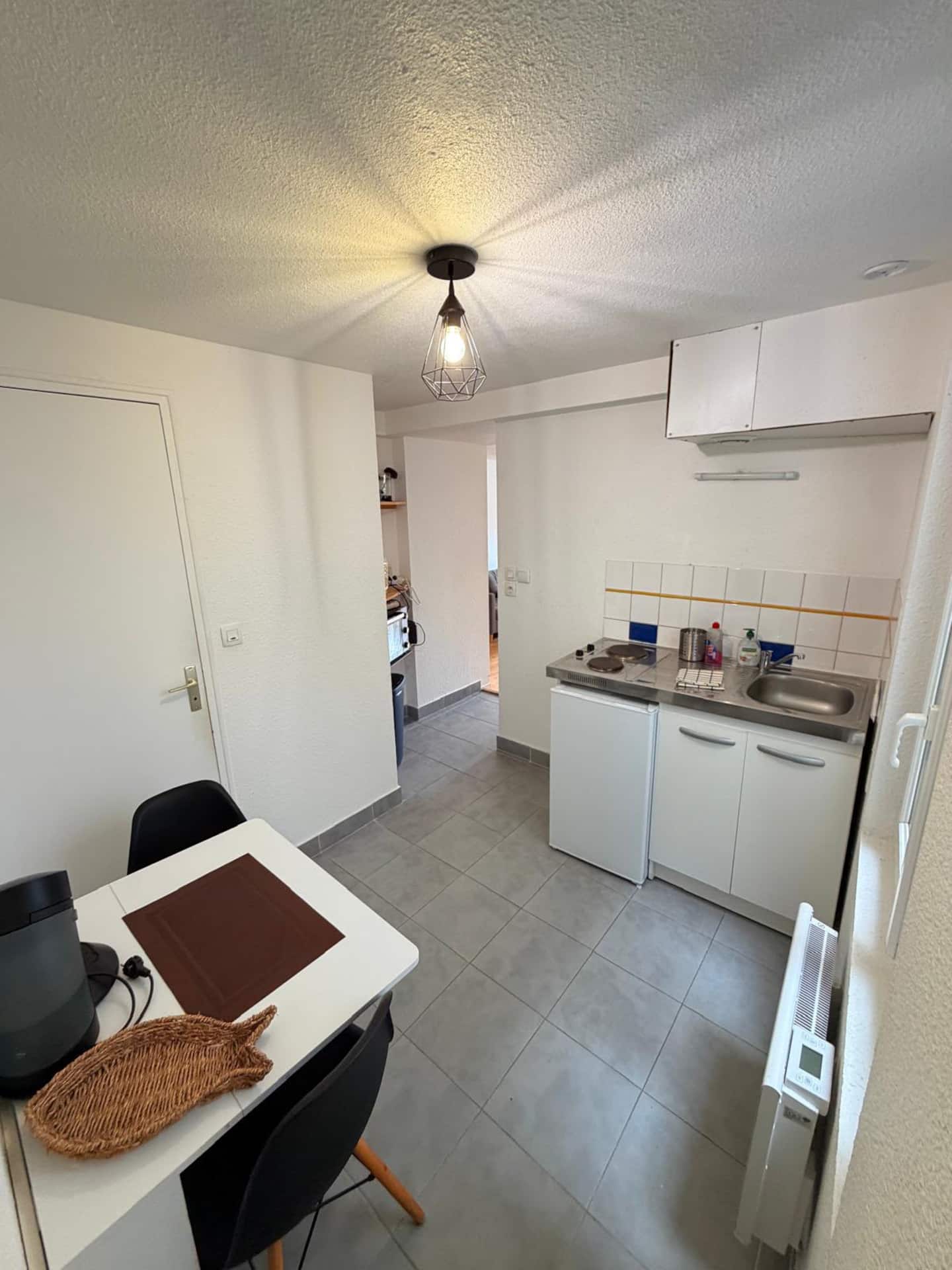 Kitchenette et table vues depuis l'entrée