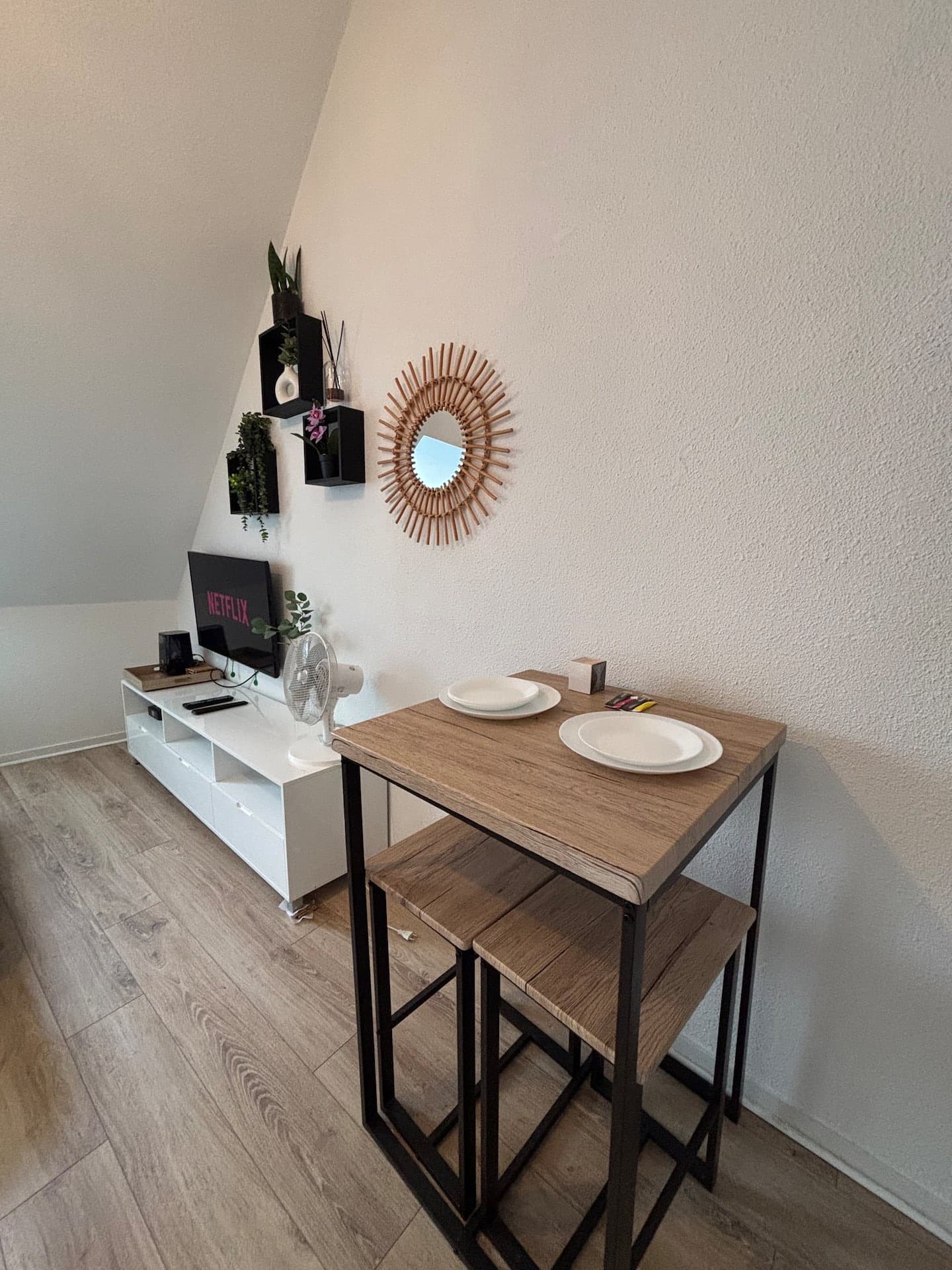 Coin repas et meuble télévision